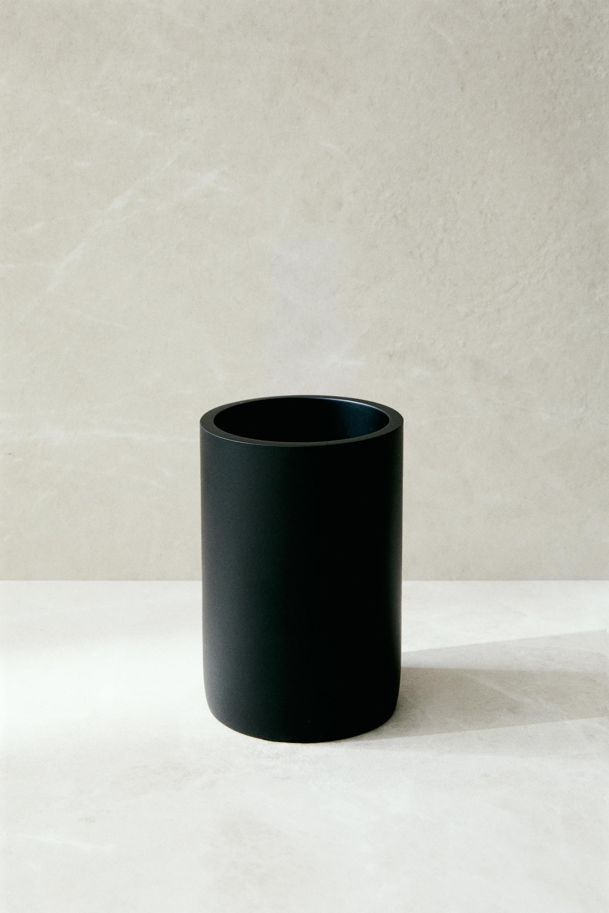 BLACK RESIN TOOTHBRUSH HOLDER